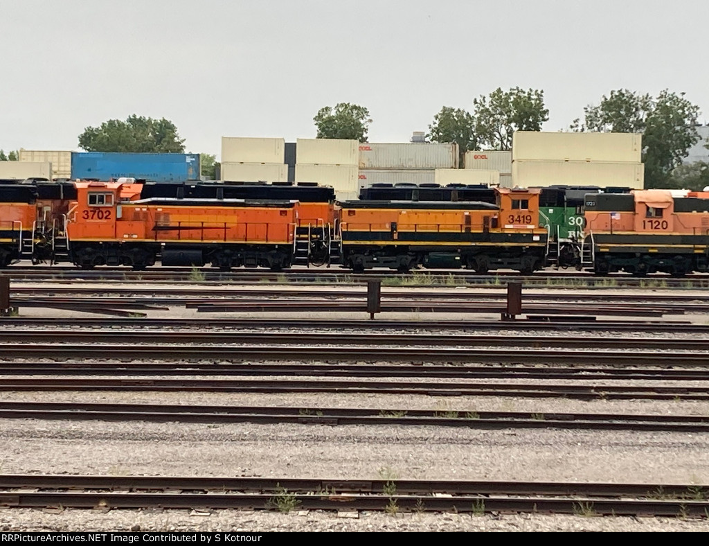 Stored BNSF switchers - Mpls MN Northtown hump yard